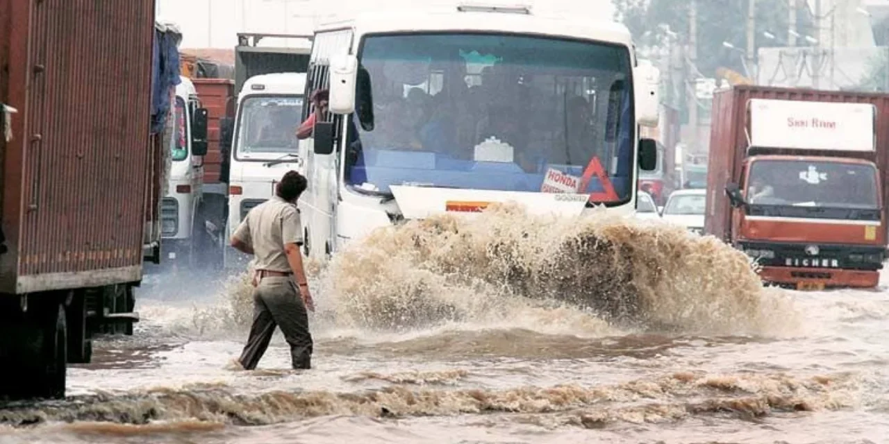 Yamuna’s water level rises, Crossed danger mark